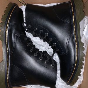 LUNA BLACK DR. Martens